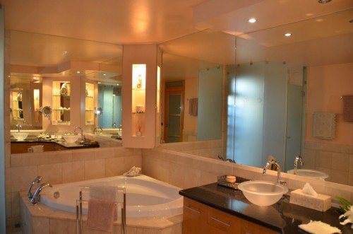 Marmorbadezimmer im UG mit Doppelwaschbecken, Dusche, Badewanne, extra WC
