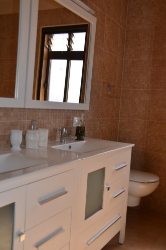 Badezimmer mit Dusche, Doppelwaschbecken, Bidet und WC im Obergeschoss
